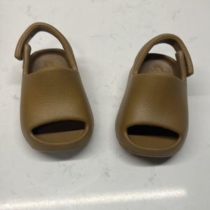 YEEZY Infant Slide ‘OCHRE’ Size 3K